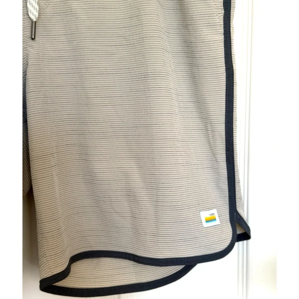 Vuori Cruise Men's Size Medium Gray & Ivory Striped Unlined Board Shorts